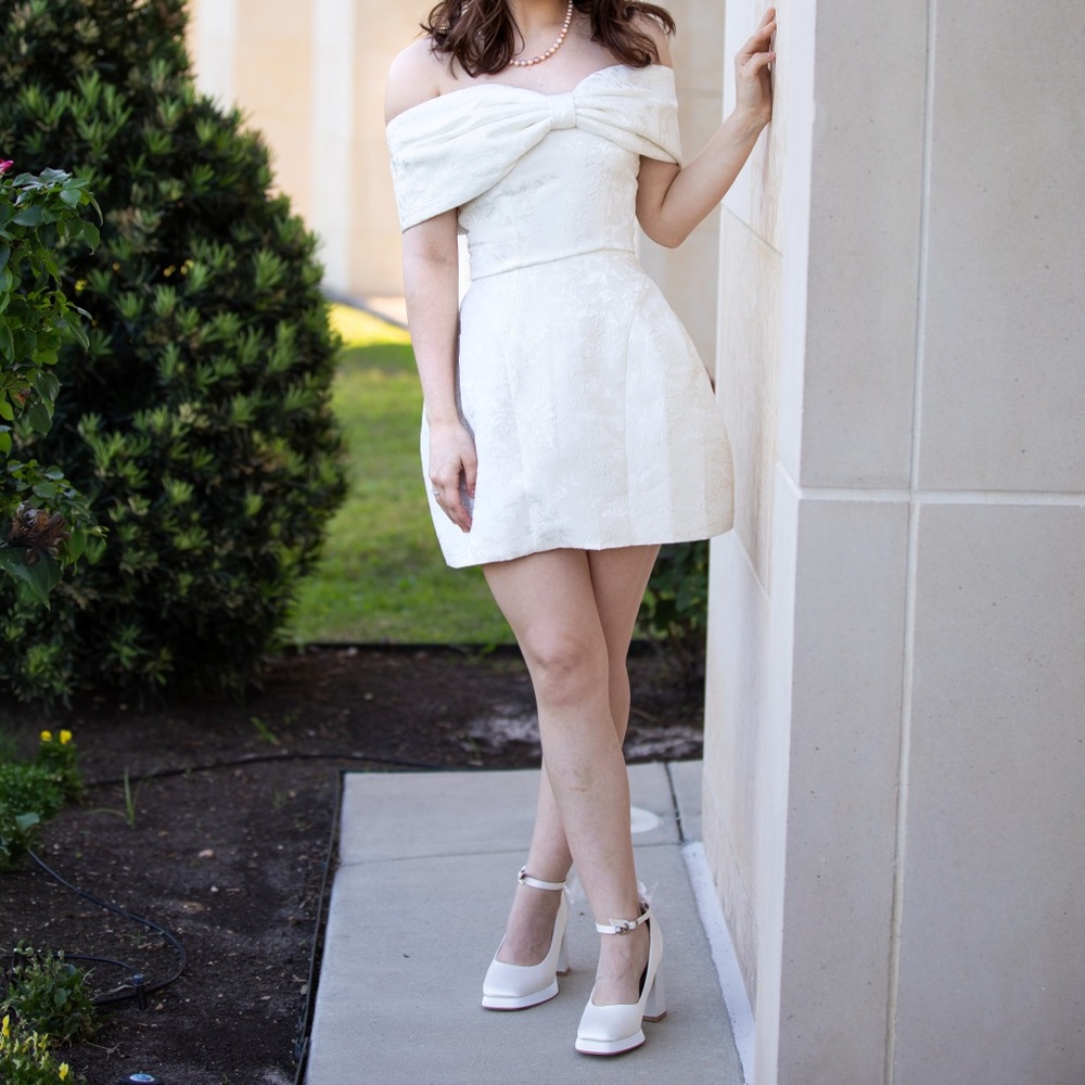Elegant White Mini Dress with Bow Detail - Picture 3 of 5